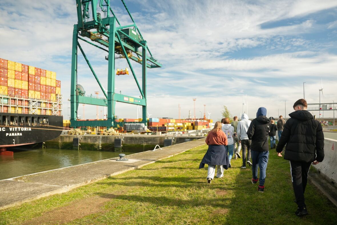Groep leerlingen secundair onderwijs op uitstap in het havengebied. © Havenwereld