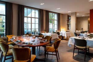 Foto van de eetzaal in restaurant Het Reigershof met gedekte tafeltjes.
