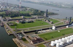 luchtfoto sluizen haven opslagtanks