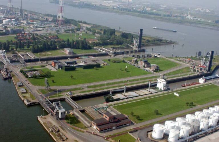 luchtfoto sluizen haven opslagtanks