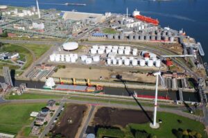 Boudewijnsluis schip opslagtanks