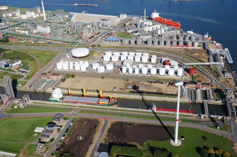 Boudewijnsluis schip opslagtanks