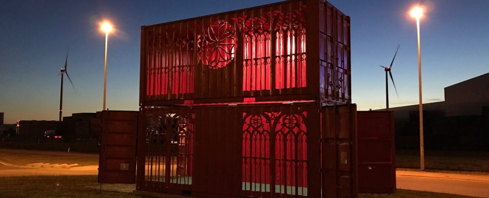Rode container verbouwd tot kathedraal