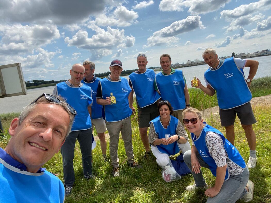 Een groep toeristen met een gids die een blauwe veiligheidsvest dragen