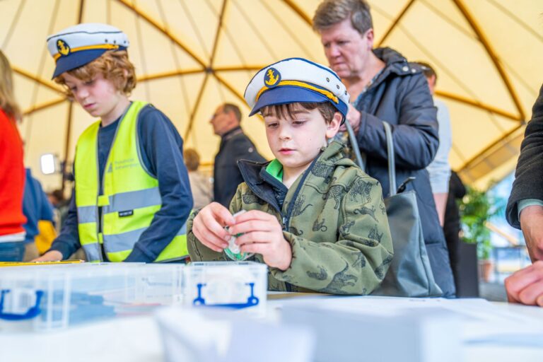 Een kind ontdekt al spelend de haven tijdens een bezoek aan Havenwereld.