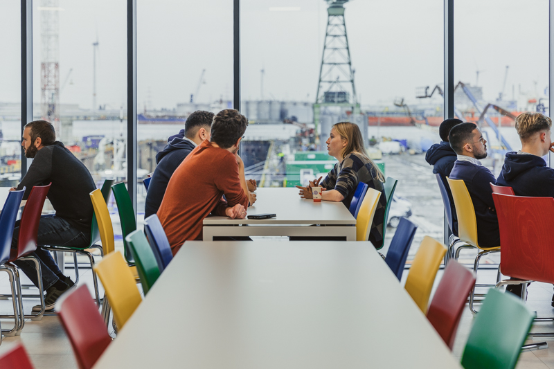Tijdens een bedrijfsbezoek met speeddate krijgen leerlingen van de derde graad secundair onderwijs de kans om kennis te maken met de haven en de jobmogelijkheden. © Havenwereld