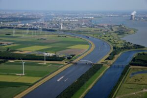 Een luchtfoto van het Schelde-Rijnkanaal, met de haven op de achtergrond.