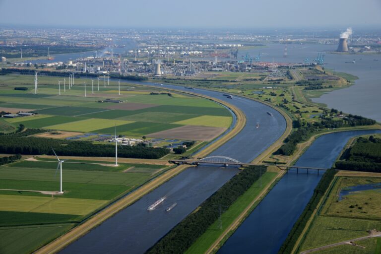 Een luchtfoto van het Schelde-Rijnkanaal, met de haven op de achtergrond.