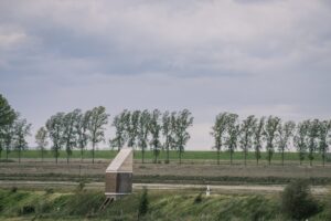 Vleermuistoren in een groen landschap