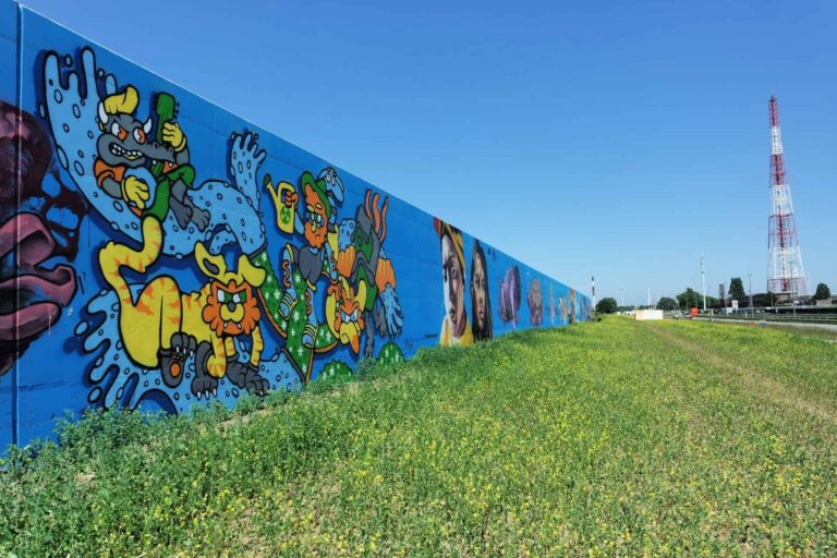 Waterkeringsmuur met graffiti aan Scheldelaan