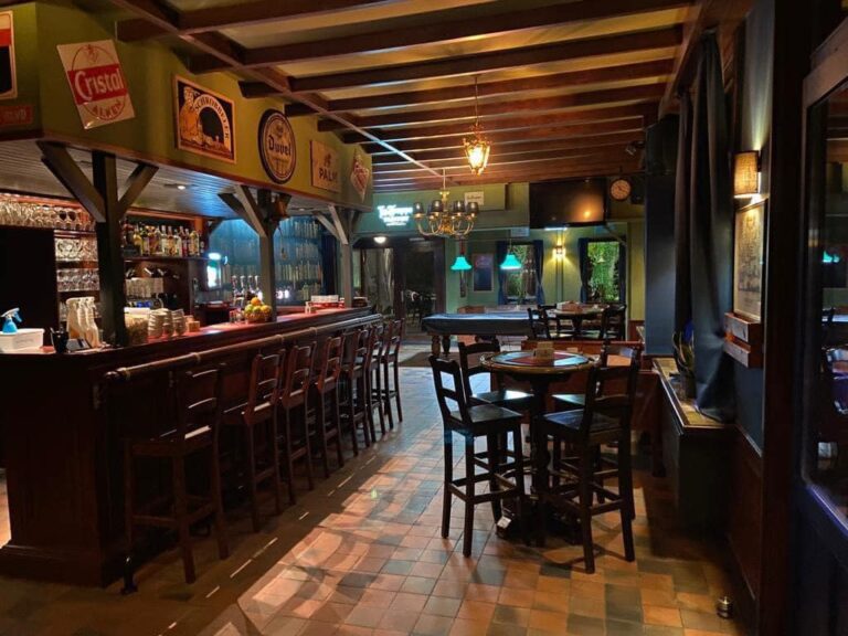Foto van het gezellige interieur van Café Noordland.