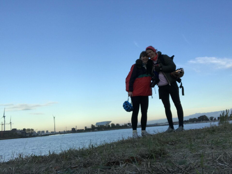 Twee vriendinnen poseren voor een foto voor de Haven van Antwerpen