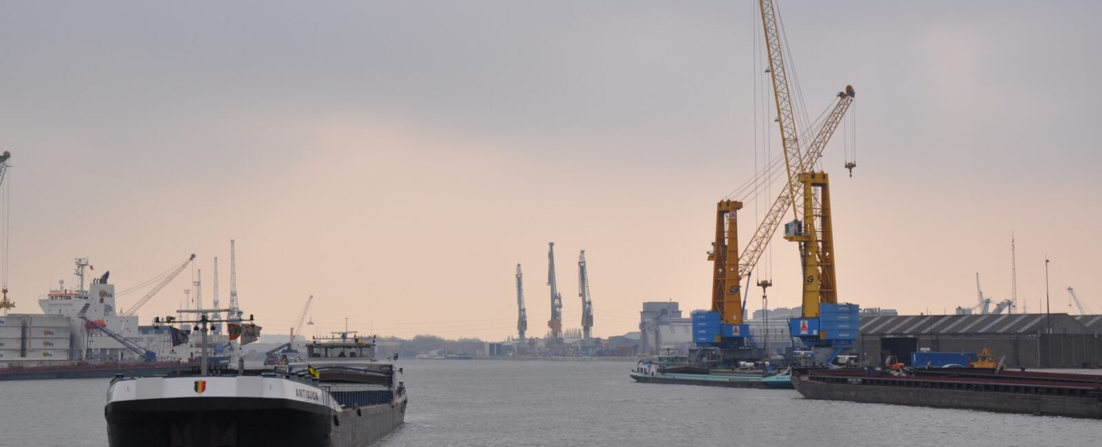 Beeld van in de haven met schepen, kranen en containters. © Havenwereld