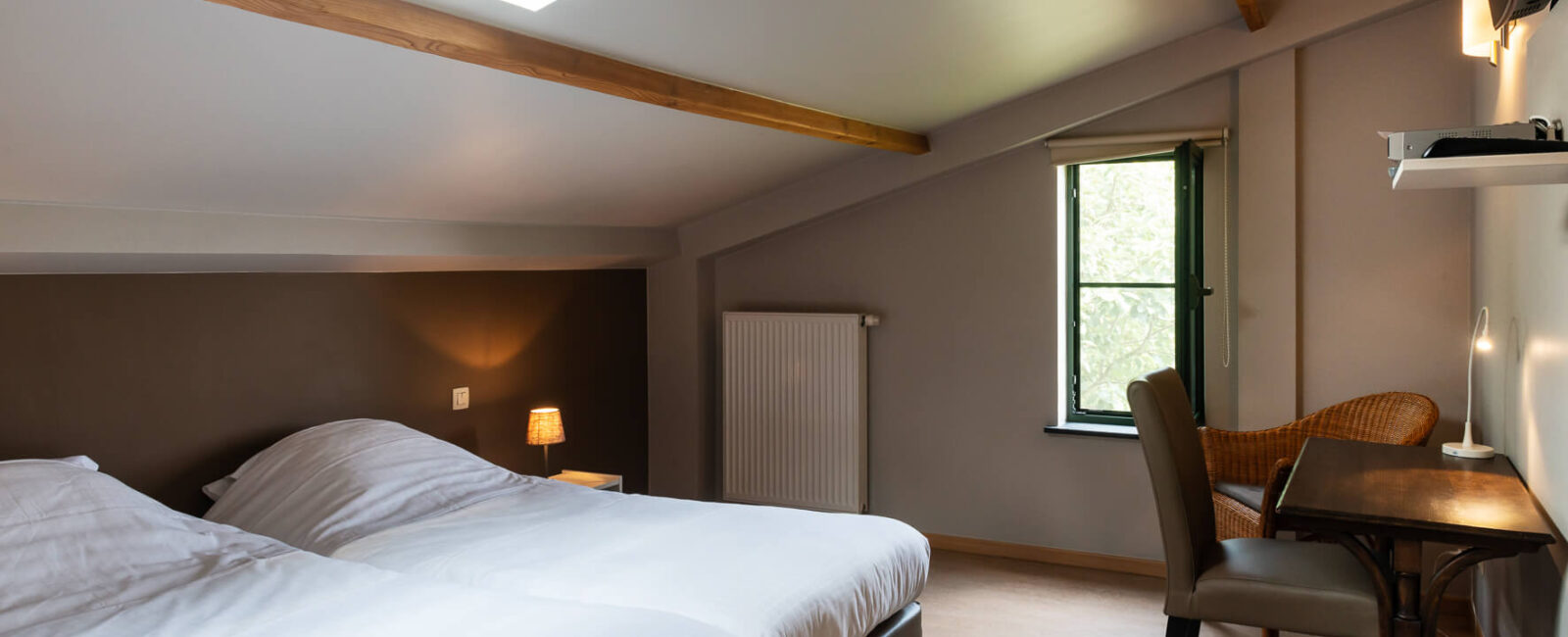 B&B kamer met een tweepersoonsbed, een tafel en een stoel