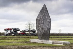 Foto van kunstwerk BAKEN bij een bewolkte hemel.