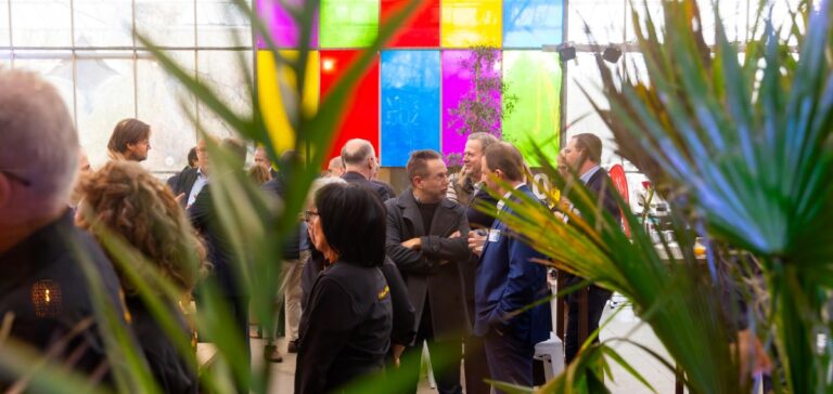 Verschillende mensen die met elkaar aan het praten zijn op een netwerkevent.