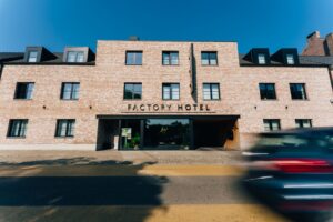 De voorgevel van het Factory Hotel in Kallo.