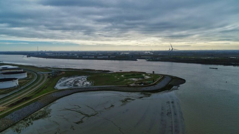 luchtfoto met zicht op de bocht in de Schelde en de restanten van Fort Sint-Filips, copyright Port of Antwerp-Bruges