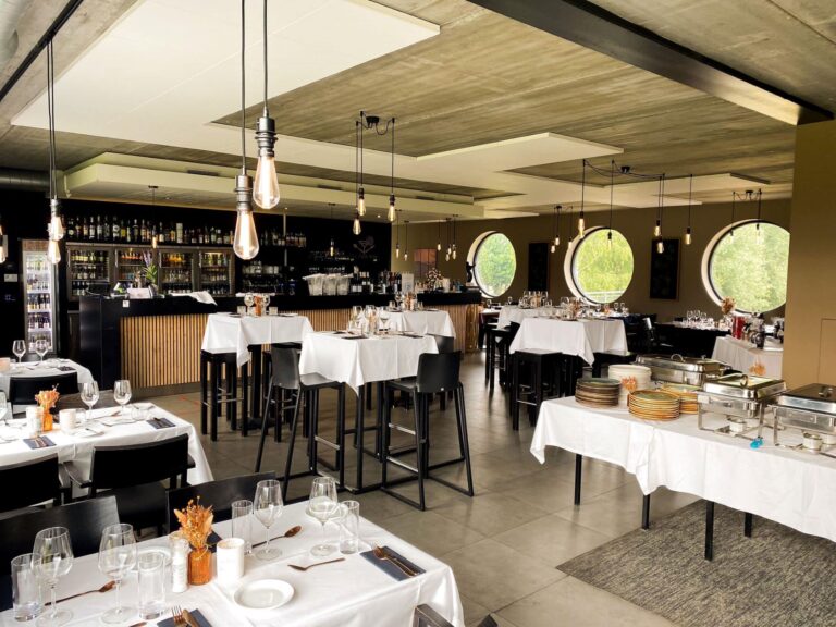 restaurant hole 10 binnenkant tafels en stoelen