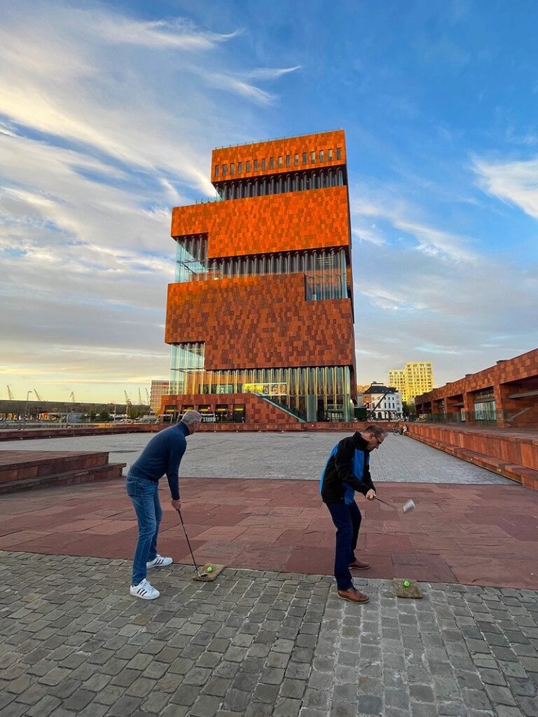 MAS meuseum en twee mannen die mini golfen