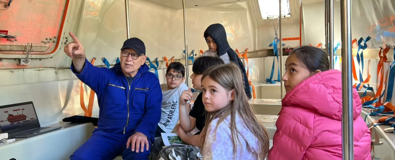 Gids met kinderen die naar een richting wijst