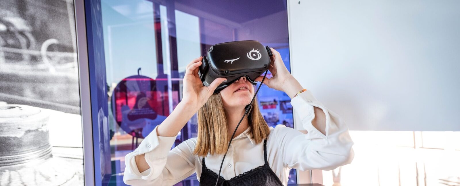 Meisje met VR-bril