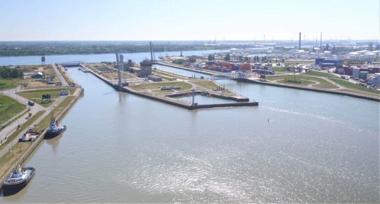 Luchtfoto van Zandvliet- en Berendrechtsluis
