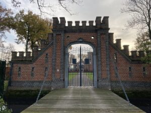 Foto van het poortgebouw van het Hof van Kums.