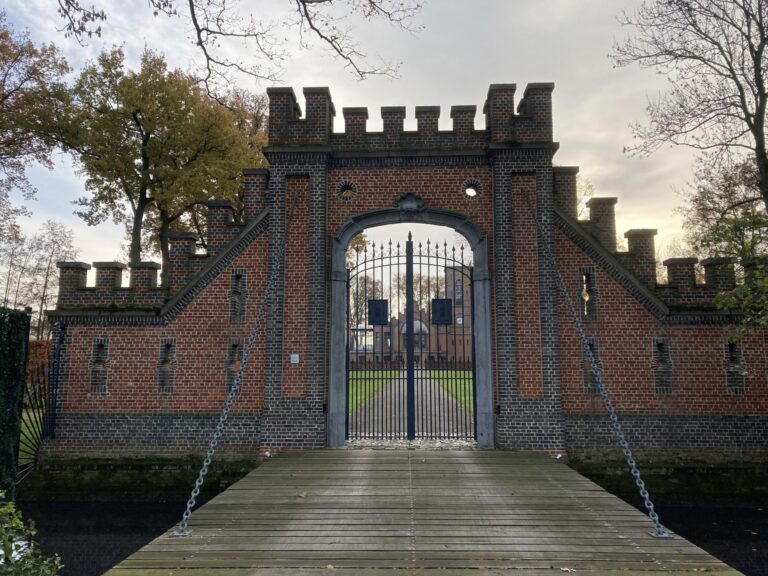 Foto van het poortgebouw van het Hof van Kums.