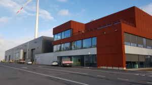 buitenaanzicht NOC: gebouw dat deels rood en deels grijs is. In het rode gedeelte zijn grote ramen, copyright Port of Antwerp-Bruges