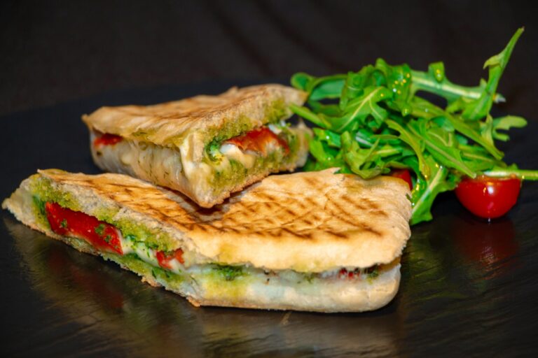 Panini met mozzarella, pesto en tomaatjes.