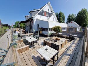 zonnig terras van het café met gezellige eettafeltjes.
