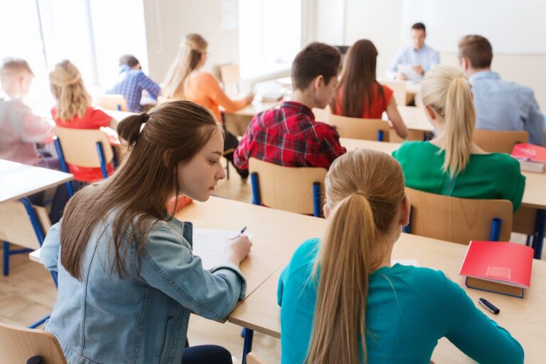 Leerlingen secundair onderwijs in klaslokaal
