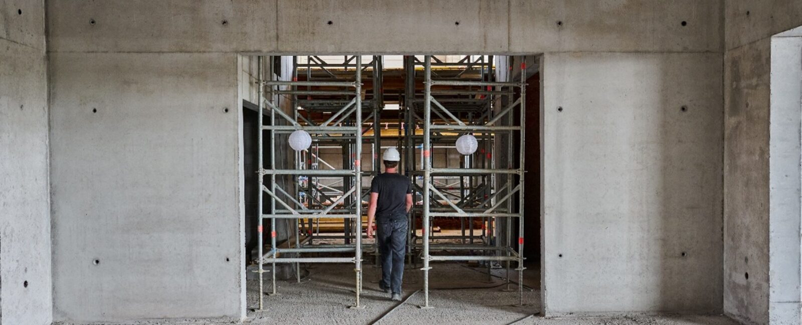 Binnen in de bouwwerken van Havenwereld aan de Droggdokkensite