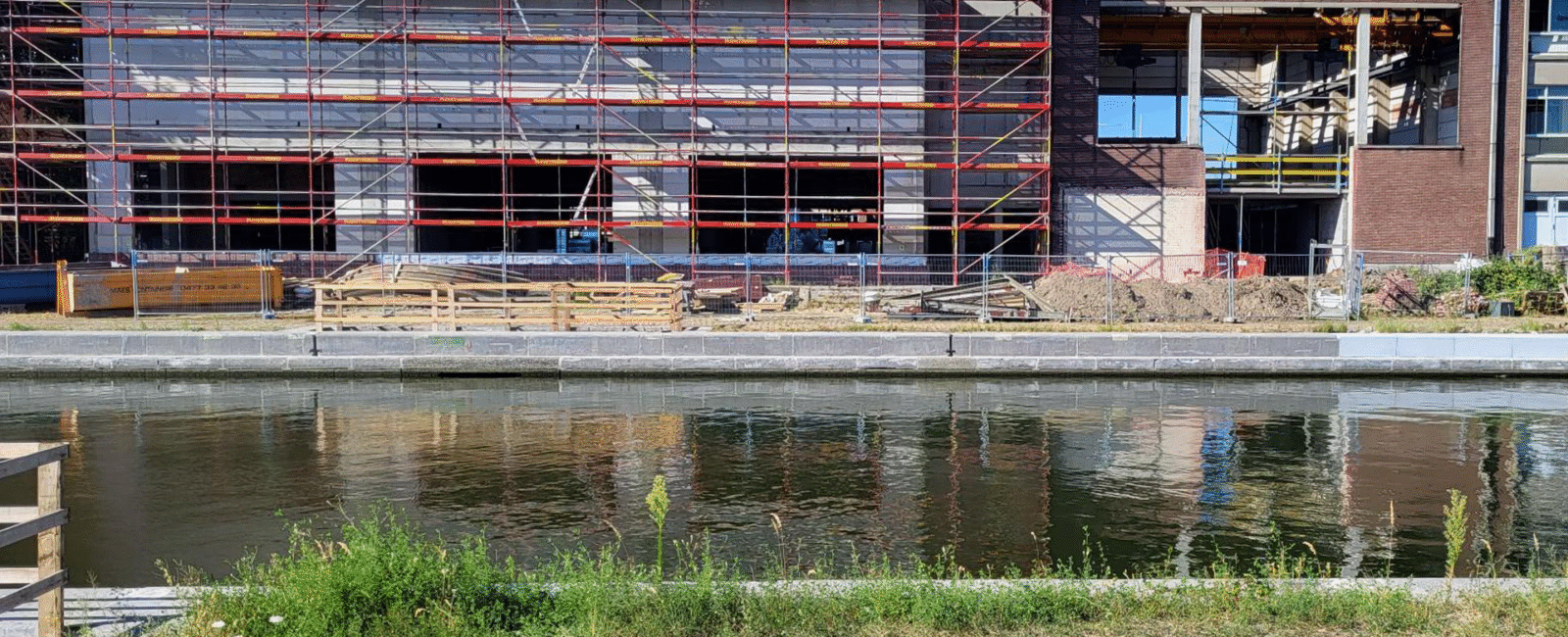 Buitenkant van de werf van het belevingscentrum op de Droogdokkensite