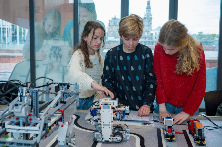 Drie leerlingen spelen met LEGO® Mindstorms® Education EV3
