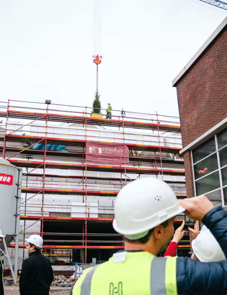 Bouwwerf met een boom op het dak