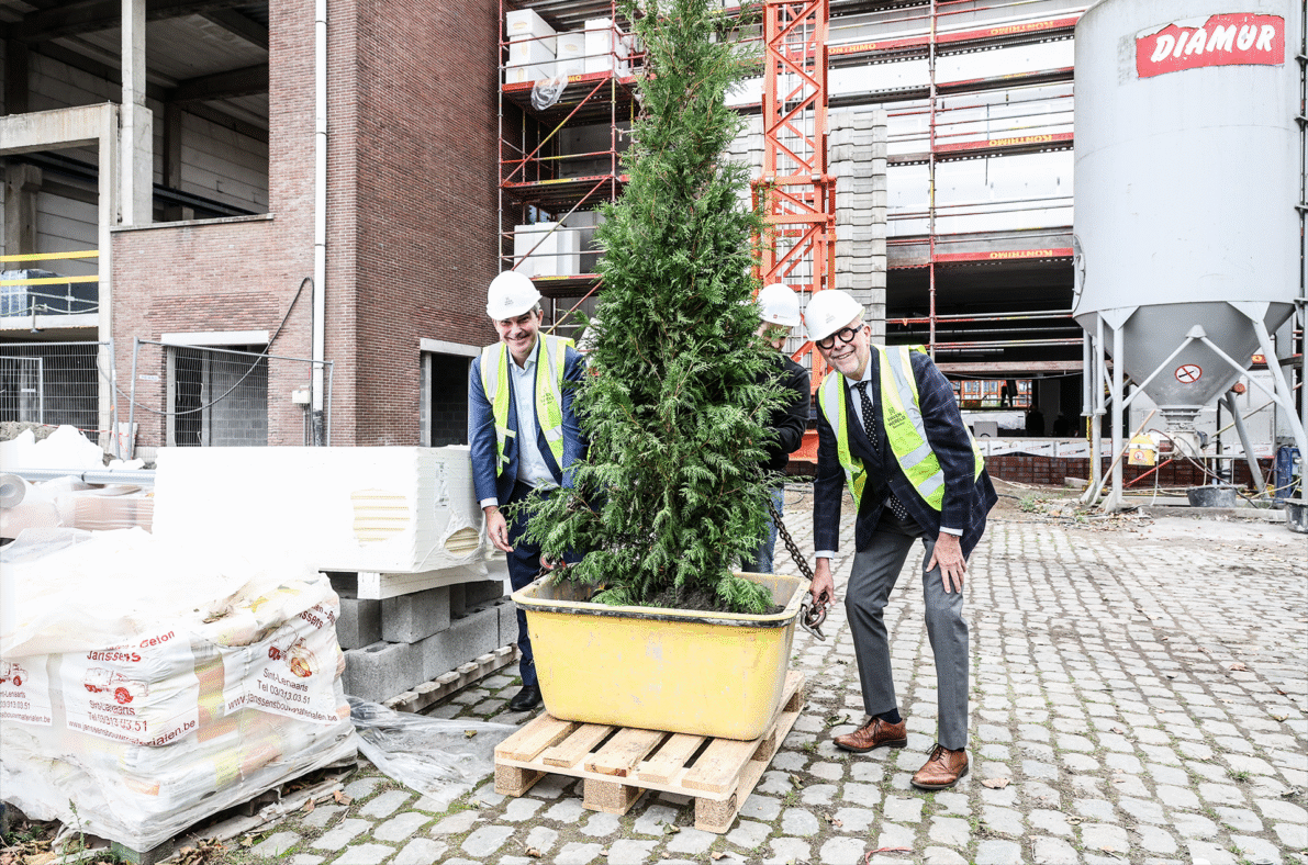 Voorzitter van Port of Antwerp-Bruges Johan Klaps en gedeputeerde Luc Lemmens staan naast een boom
